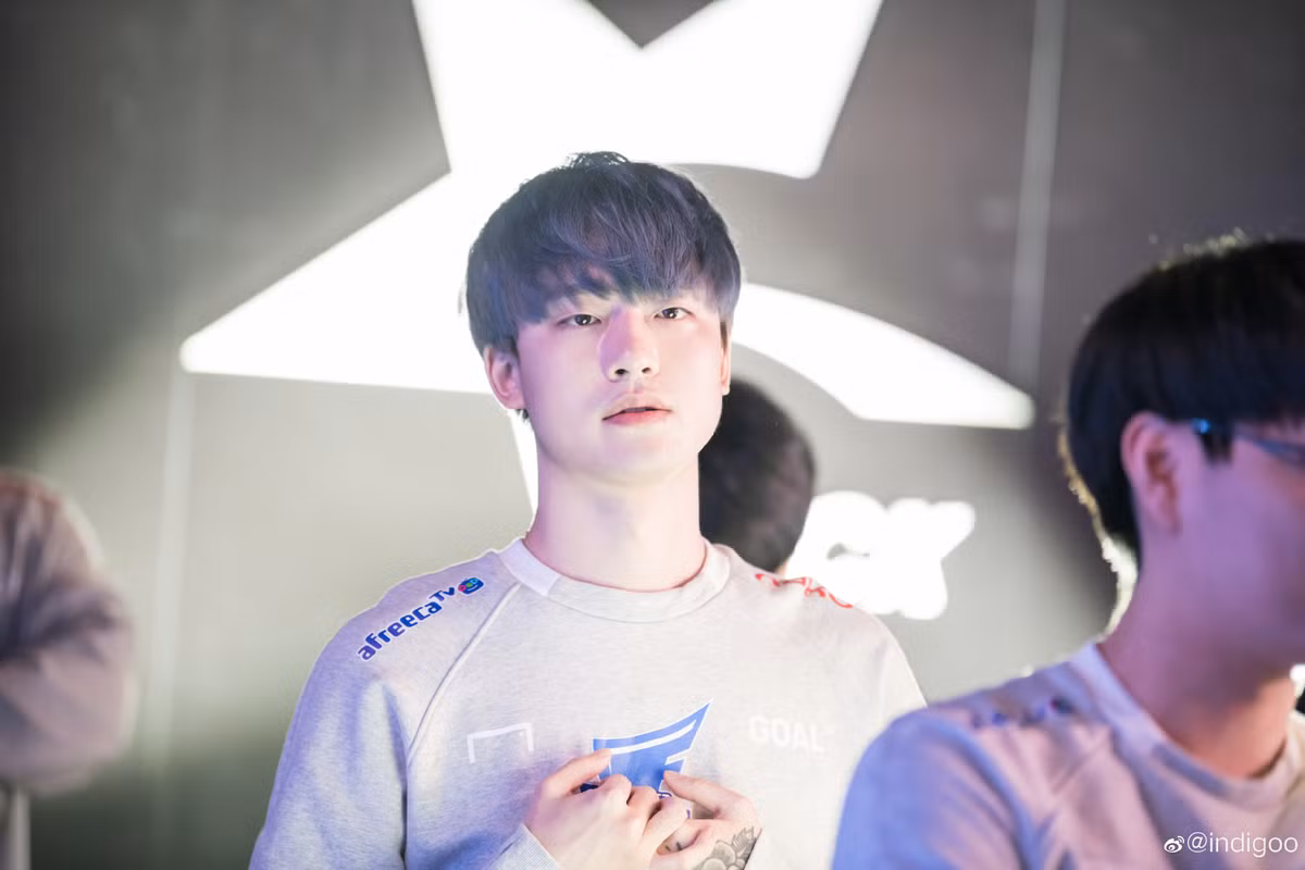 Nam thần eSport Hàn Quốc luôn chiếm trọn spotlight mỗi khi xuất hiện trên sàn đấu. Nhiều cô gái cho biến trai tim đập loạn nhịp khi thấy Mystic chăm chú chơi game.