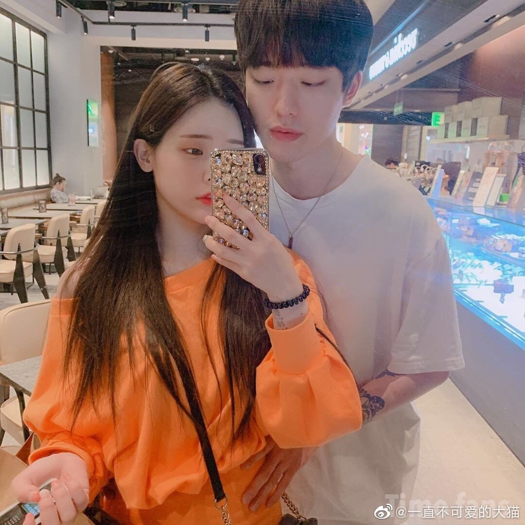 Năm 2018, Mystic bỗng khiến trái tim các thiếu nữ vỡ vụn khi tuyên bố kết hôn. Vợ anh cũng là một tuyệt đỉnh nhan sắc, xứng đôi vừa lứa với game thủ.