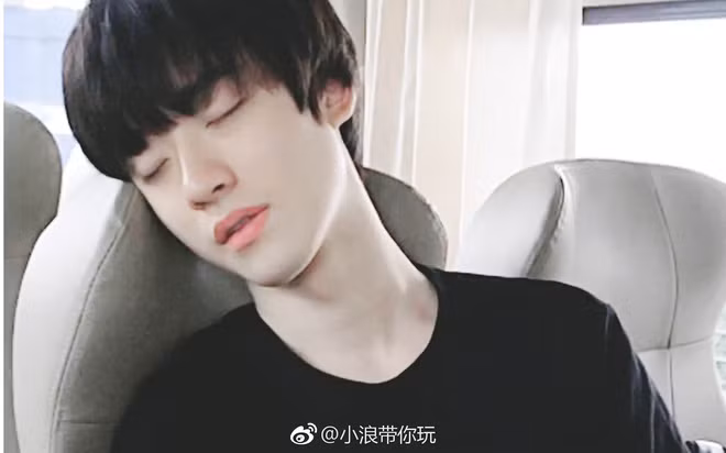 Mystic đã vinh dự lọt vào danh sách đề cử Top 100 Gương mặt đẹp trai nhất châu Á do trang TCC Asia tổ chức vào năm 2019. Chẳng thế mà dù chơi game mới là chuyên môn nhưng anh chàng thường xuyên được fan đưa ra lời khuyên nên chuyển hướng sang làm idol.