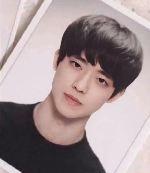 Trái ngược hẳn với hình ảnh những chàng game thủ đầu tóc bù rù, quầng mắt thâm xì, đeo kính dày cộp do cày game xuyên ngày tháng, mới đâytấm ảnh thẻ của một nam thần trong làng eSport được chia sẻ trên mạng xã hội khiến ai nấy đều đứng hình vì quá đẹp trai.