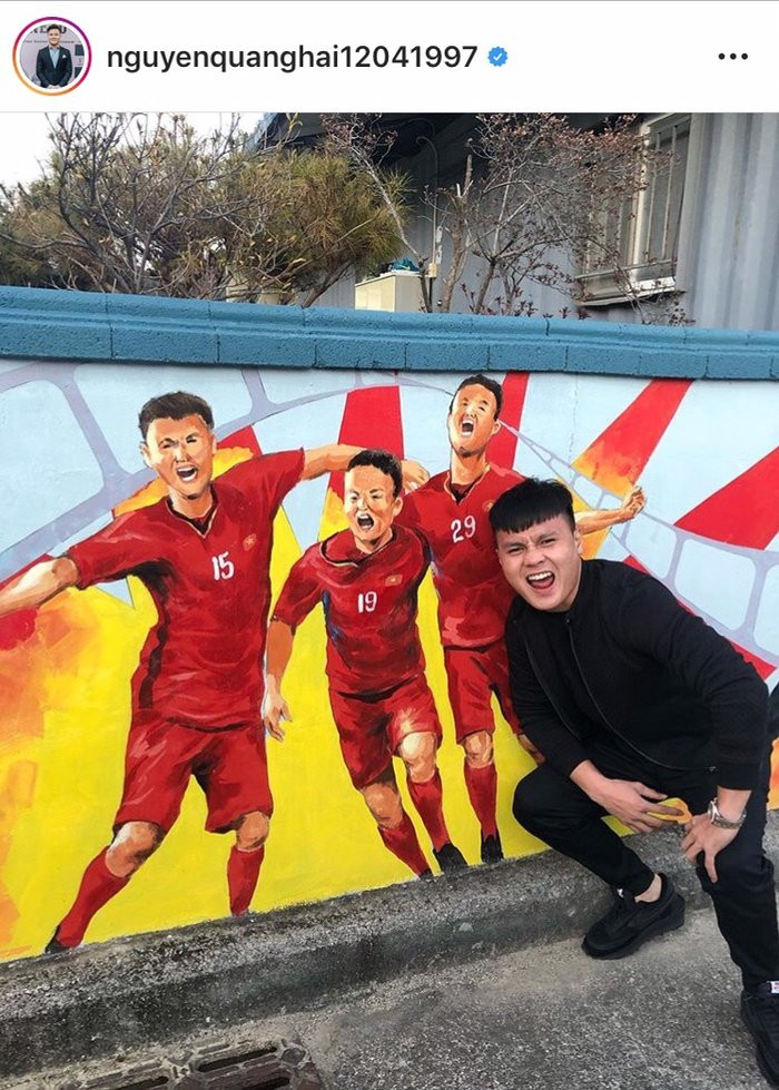 Quang Hải thích thú khoe ảnh ở quê hương thầy Park trong chuyến tập huấn Hàn Quốc.