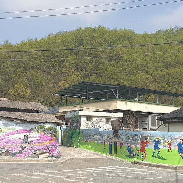 Người dân tại quận Sancheong rất tự hào về những bức tranh bích họ. Khi có đội tuyển U23 ghé thăm, họ hồ hởi làm tiệc chiêu đãi như đón những người con trở về quê nhà.