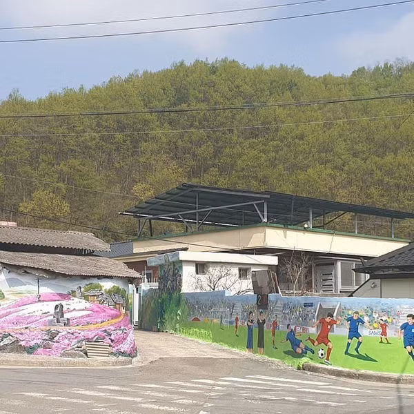 Người dân tại quận Sancheong rất tự hào về những bức tranh bích họ. Khi có đội tuyển U23 ghé thăm, họ hồ hởi làm tiệc chiêu đãi như đón những người con trở về quê nhà.