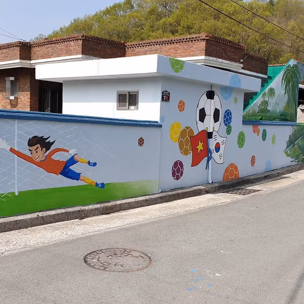 Chính sự gắn kết giữa HLV người Hàn Quốc và đội tuyển Việt Nam đã thắt chặt mối quan hệ hai nước. Bên cạnh đội tuyển Quốc gia thì người dân ở xứ sở Kim chi luôn ủng hộ và treo cờ Việt Nam mỗi khi các học trò của HLV Park ra sân thi đấu.