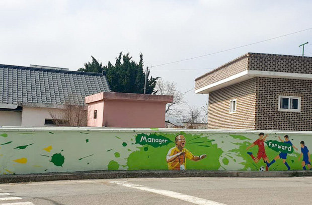 Người dân Hàn Quốc rất tự hào vì HLV Park Hang-seo đã giúp bóng đá Việt Nam phát triển. Không chỉ cổ vũ đội tuyển Việt Nam tại các giải đấu, nhóm hoạ sĩ đã thực hiện những bức tranh bích hoạ tại quê hương ông Park.