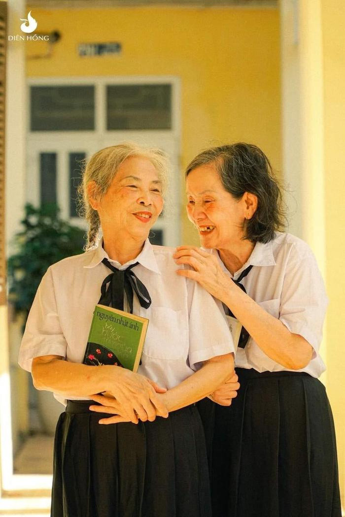 Những khoảnh khắc tự nhiên của 2 cụ khiến nhiều người cũng cười hạnh phúc theo.