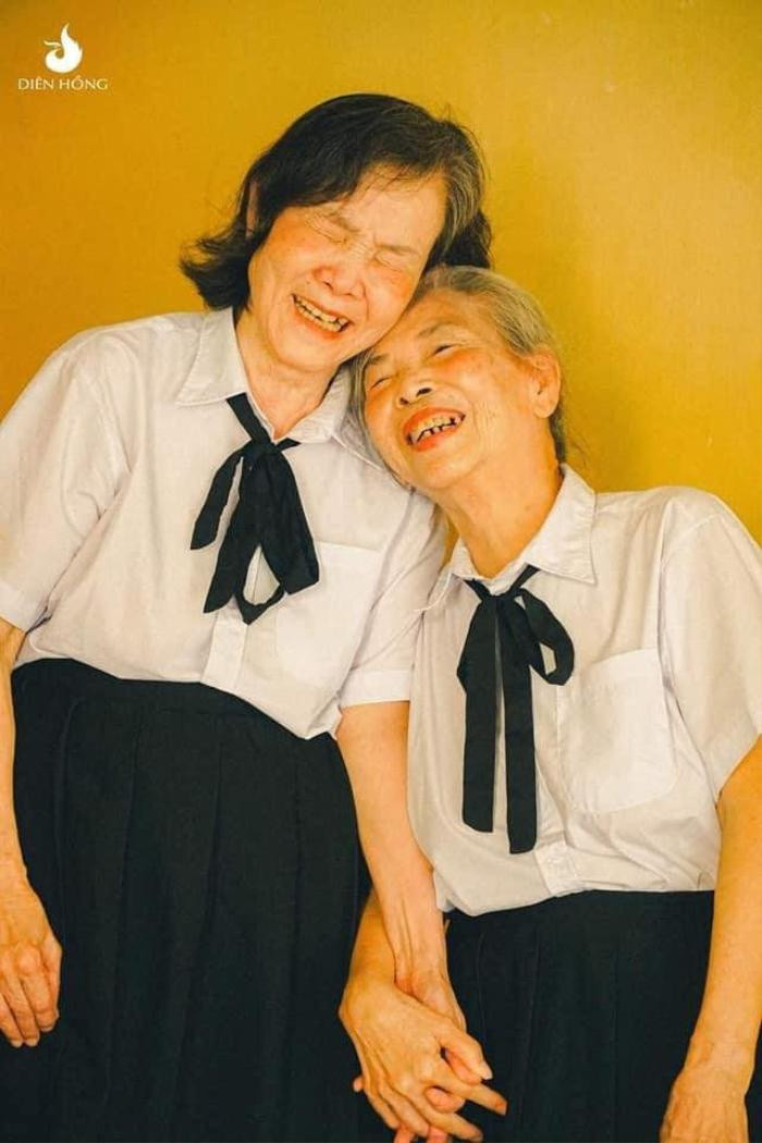 Cái năm tay thân thiết của đôi bạn đi cùng nhau hàng chục năm.