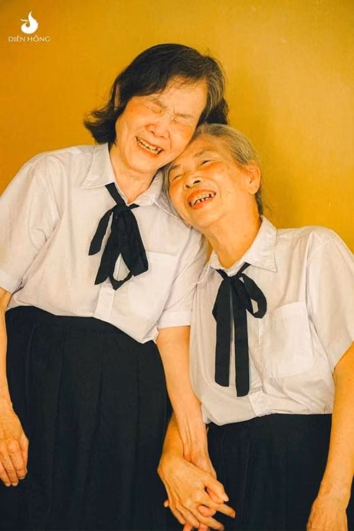 Cái năm tay thân thiết của đôi bạn đi cùng nhau hàng chục năm.