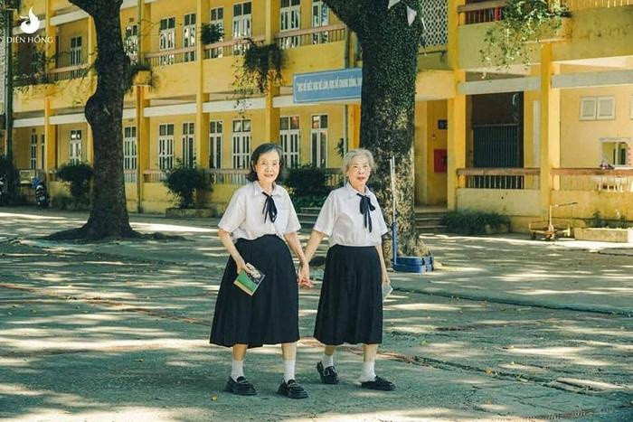 Ai cũng xuýt xoa trước sự đáng yêu này: "Ôi đáng yêu quá, ước gì sau này ở tầm tuổi các cụ cũng vẫn được yêu đời vui vẻ như vậy".