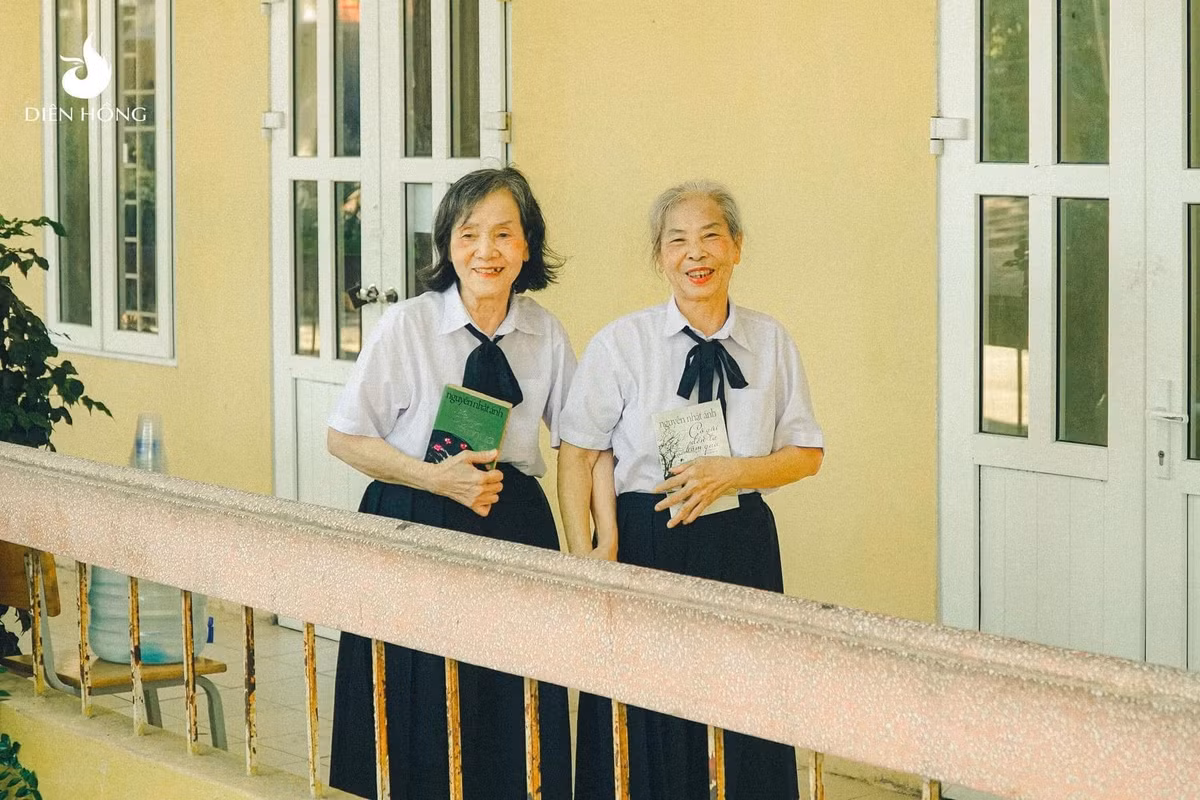 Diện áo trắng nữ sinh, chân váy đen cùng đôi giày búp bê xinh xắn, 2 bà cụ nở nụ cười rạng rỡ, vô tư như những cô cậu học trò.