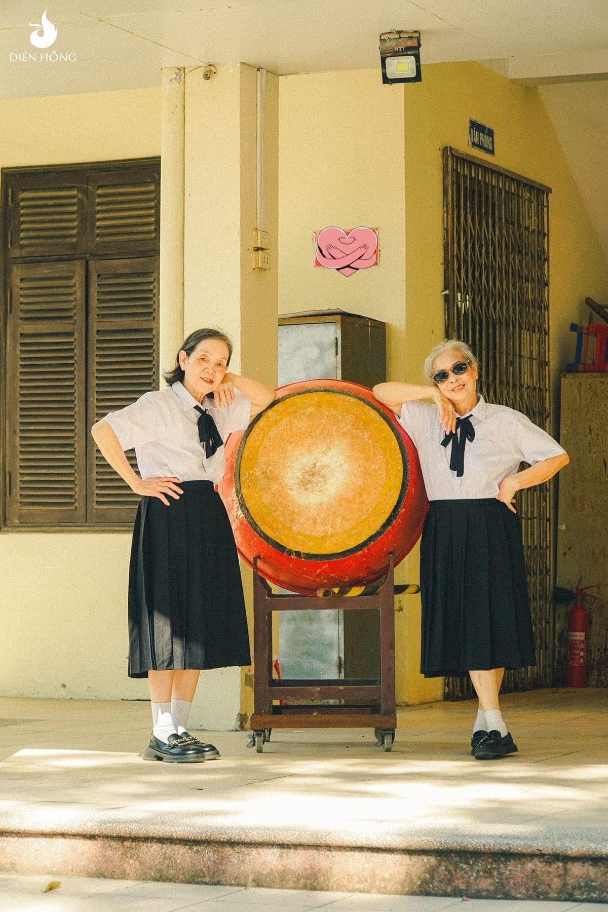 Vào thời điểm này, rất nhiều lứa học sinh đã cùng nhau chụp những bộ ảnh kỉ yếu để lưu giữ lại những năm tháng đẹp nhất của thanh xuân.