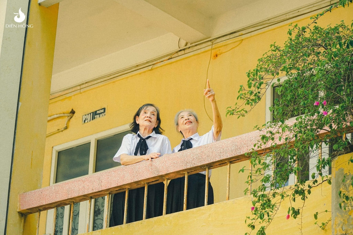 Dù mái tóc đã bạc trắng, làn da đã nhăn nheo và ánh mắt không còn tinh anh như trước, thế nhưng, khi diện trên người bộ đồng phục học sinh, 2 cụ bà như trẻ ra vì được trở về thuở học trò hồn nhiên.