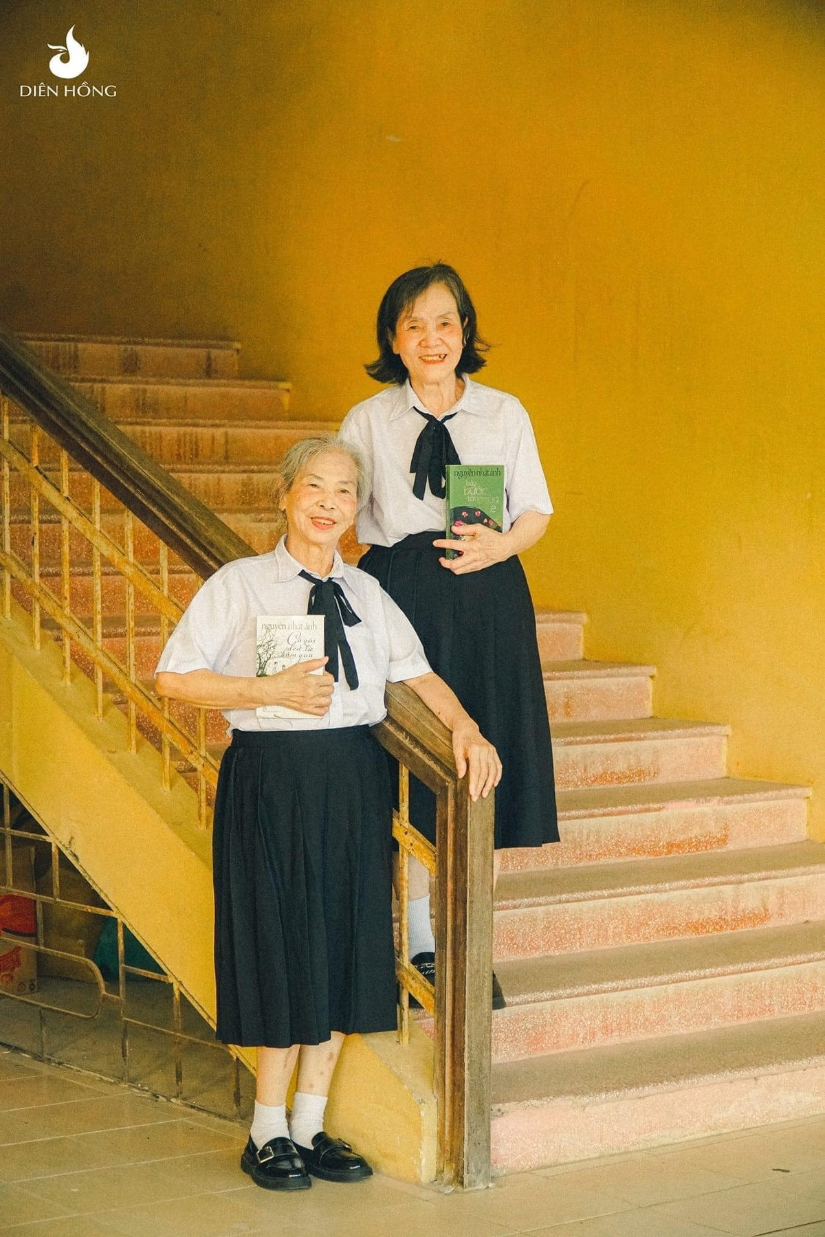 Một bộ ảnh kỉ yếu của 2 bà cụ được lan truyền trên mạng xã hội những ngày gần đây đã khiến nhiều người không khỏi bồi hồi xúc động.