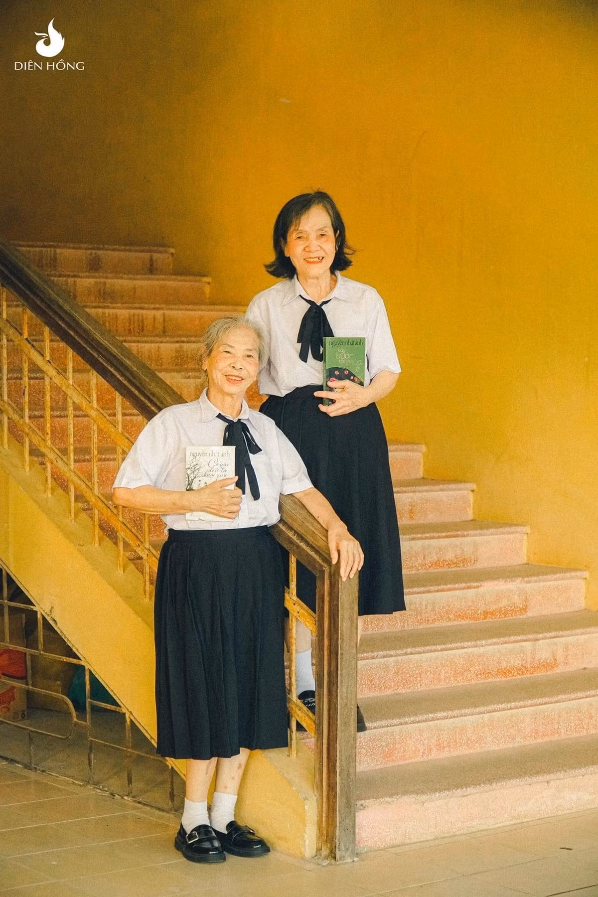 Một bộ ảnh kỉ yếu của 2 bà cụ được lan truyền trên mạng xã hội những ngày gần đây đã khiến nhiều người không khỏi bồi hồi xúc động.