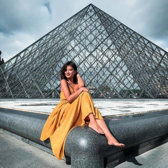 Giống như hàng tỷ người trên thế giới đang tự cách ly xã hội giữa mùa dịch, Vienna Doll - blogger Thái Lan có gần 700.000 follow - cũng ở yên trong nhà tại Nhật Bản. Trên trang cá nhân, cô khuyên mọi người bình tĩnh và rửa tay thật sạch. Những ngày này, Vienna thường xuyên đăng tải ảnh chụp trong các chuyến du lịch thế giới trước đây.