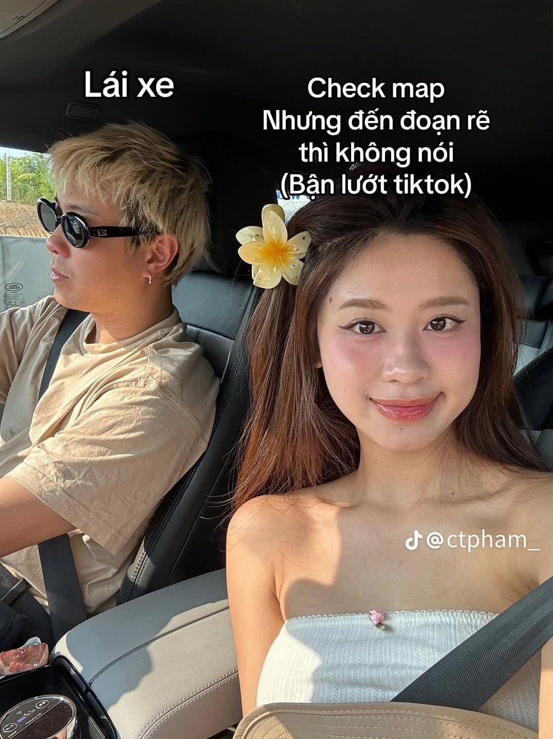 1 người kiêm luôn công việc lái xe, người còn lại chỉ đường nhưng...cũng không đến nơi đến chốn.