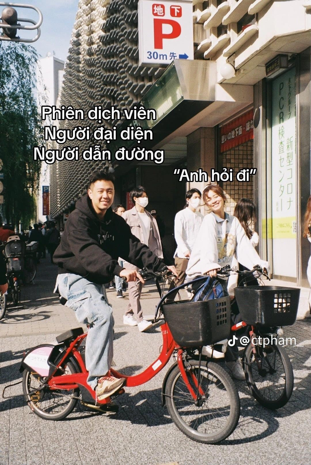 1 người vô tri, 1 người đóng vai trò là hướng dẫn viên, phiên dịch viên...