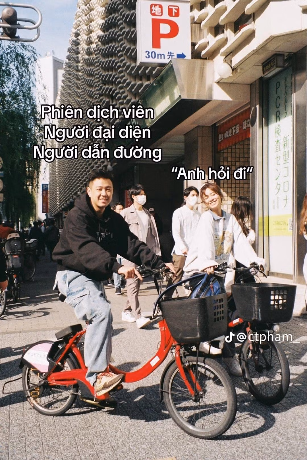 1 người vô tri, 1 người đóng vai trò là hướng dẫn viên, phiên dịch viên...