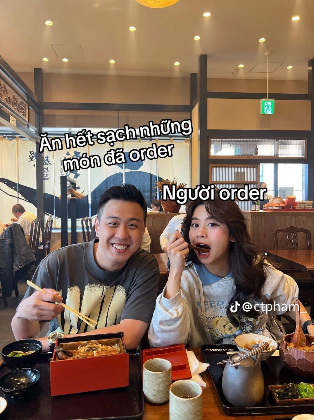 Hình ảnh dễ thương của cả 2 cũng bình thường như những cặp đôi khác khiến nhiều người bật cười.