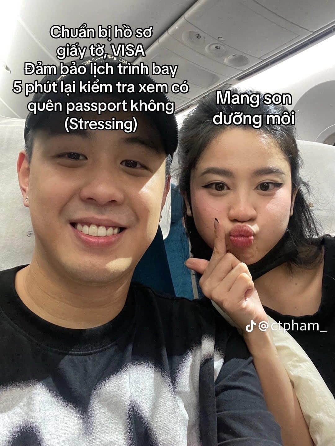 1 người lo lắng tất cả giấy tờ, 1 người chỉ cần mang son dưỡng môi.