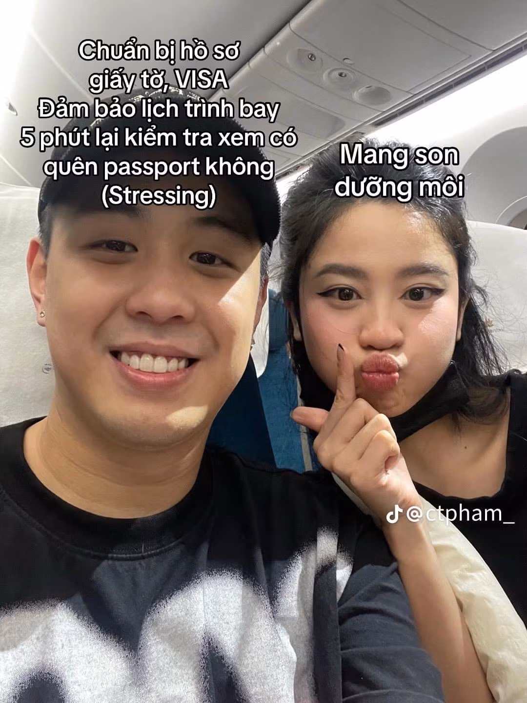 1 người lo lắng tất cả giấy tờ, 1 người chỉ cần mang son dưỡng môi.