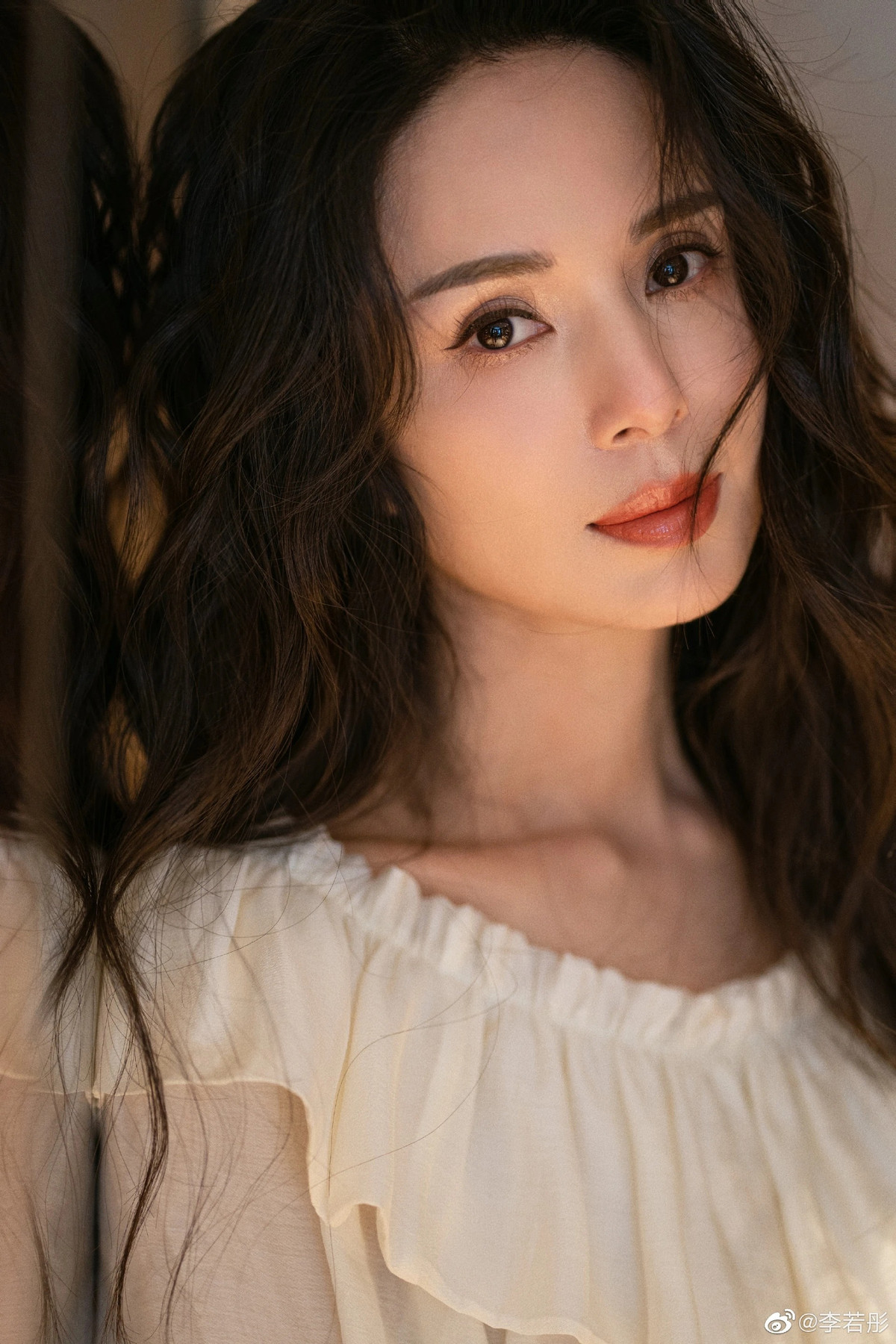 Nhan sắc vẫn tươi trẻ và sắc sảo.