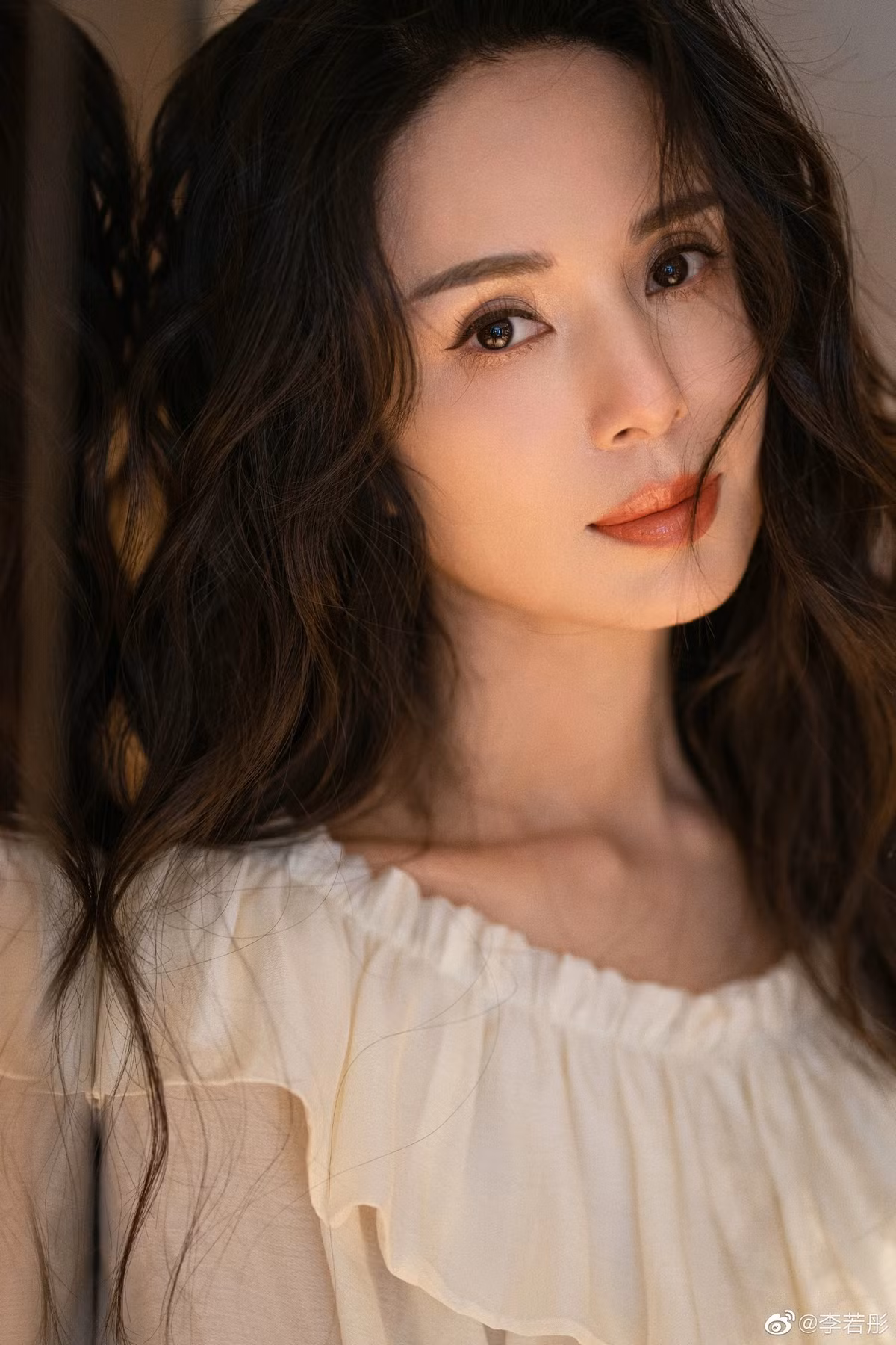 Nhan sắc vẫn tươi trẻ và sắc sảo.