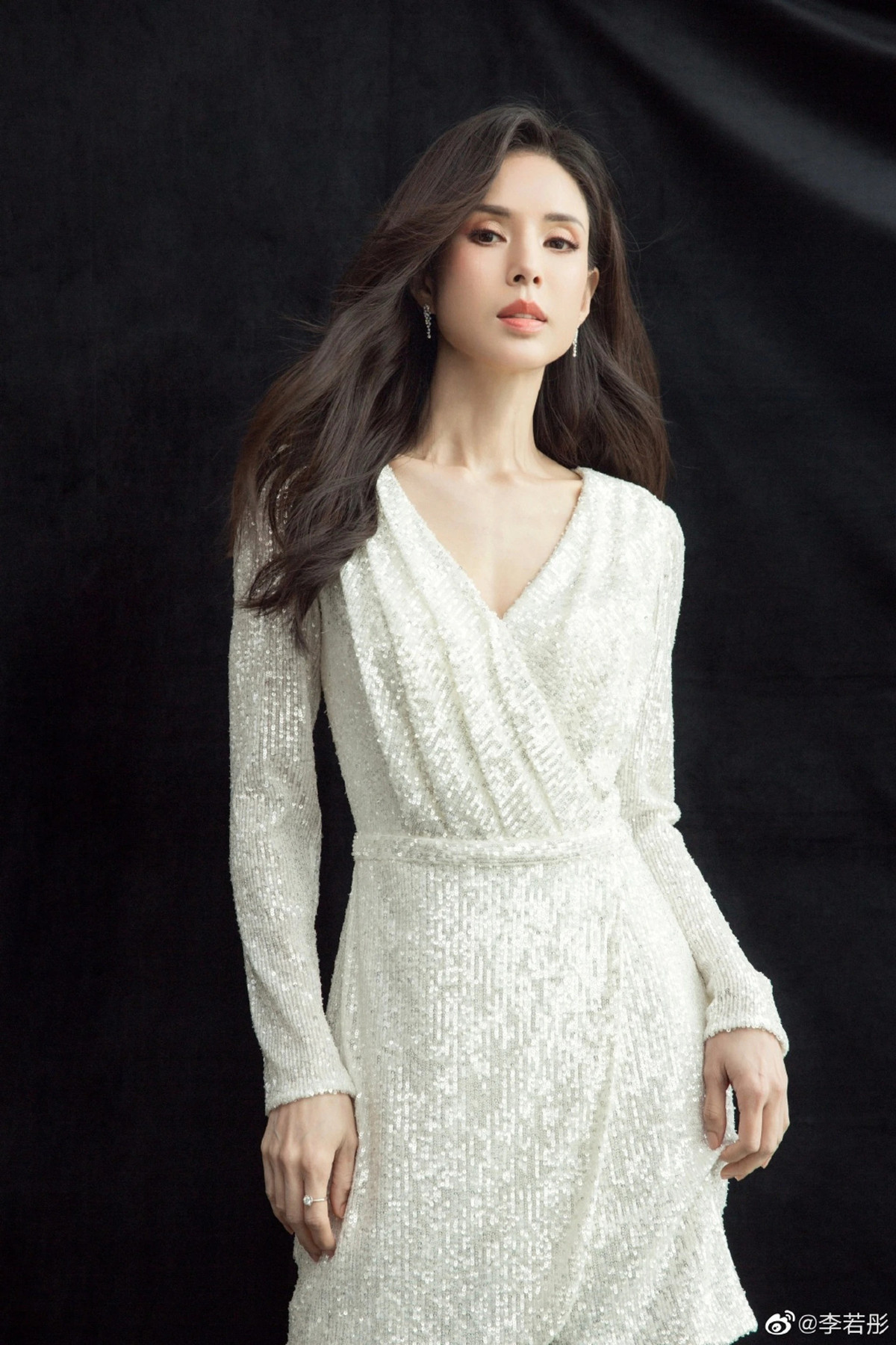 Một số khán giả thừa nhận, họ không tin Lý Nhược Đồng đã 57 tuổi và bày tỏ sự ngưỡng mộ trước khả năng gìn giữ ngoại hình của cô.