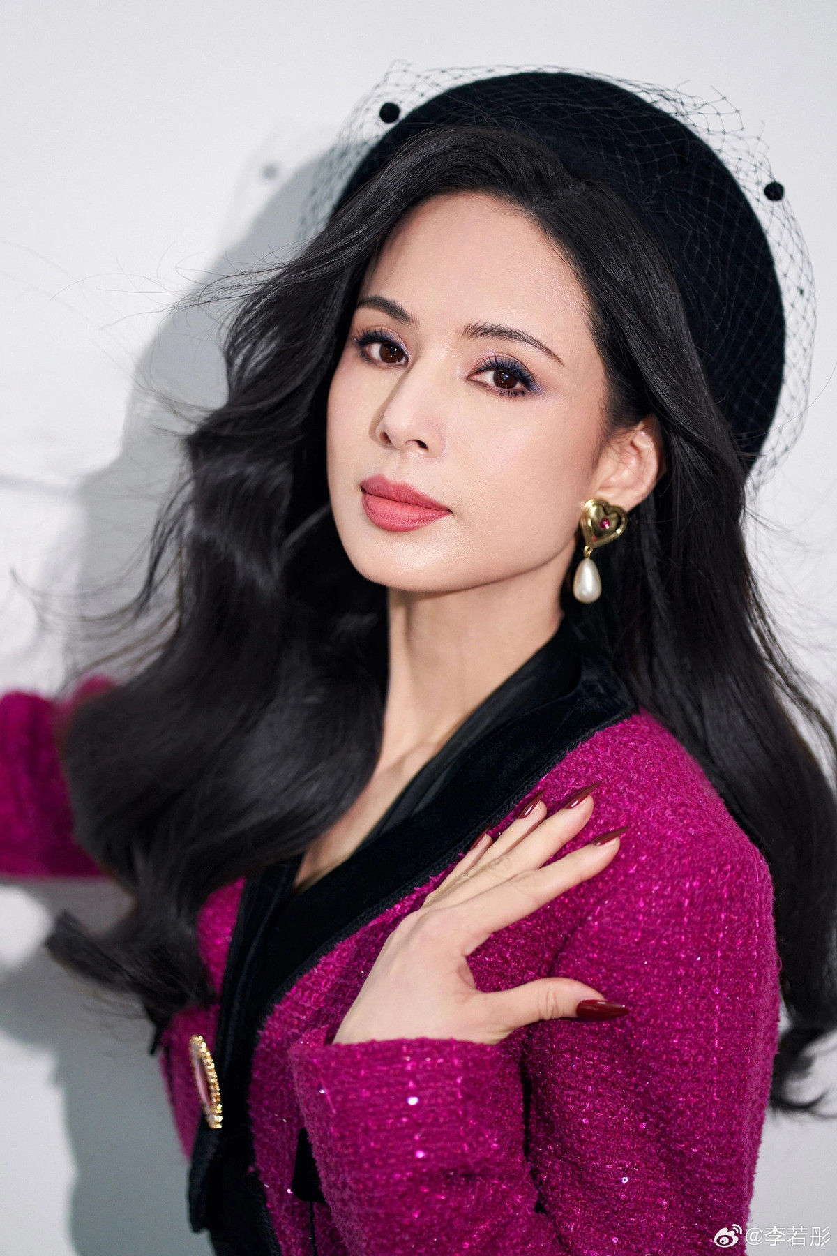 Nữ diễn viên hiện tại thường xuyên thực hiện công tác thiện nguyện giúp đỡ người gặp khó khăn hay các chương trình quảng bá văn hóa truyền thống.