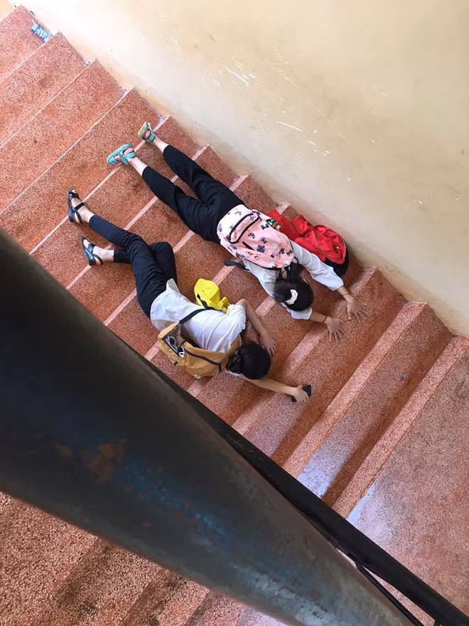 Năm cuối cấp, ngoài việc vật vã với những kỳ thi căng thẳng thì những cô cậu học trò cũng tranh thủ lưu lại những khoảnh khắc cuối cùng bên nhau.