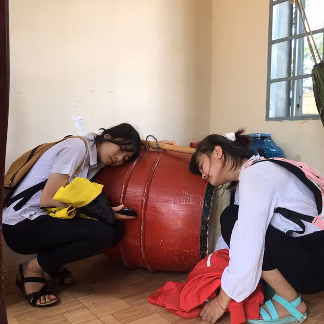 Đôi bạn thân của lớp 12 tại Bình Phước đã lựa chọn lưu giữ lại những shoot hình tạo dáng chụp ảnh siêu lầy lội kỉ niệm tuổi học trò.