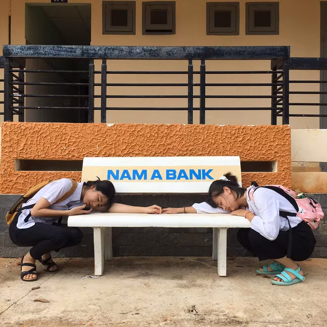 Chỉ đơn giản là chụp cùng những thứ quen thuộc của mái trường như ghế đá, trống trường,...hai cô bạn đã nhanh chóng trở thành tâm điểm bàn luận, có khi lại tạo nên trend mới trên mạng xã hội.