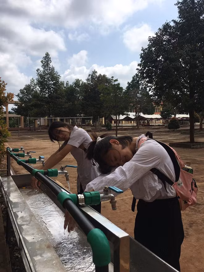 Ngoài ra, có những cư dân mạng còn bày tỏ sự đồng cảm, thấu hiểu vì mình từng có một thời đi học đáng nhớ như thế.