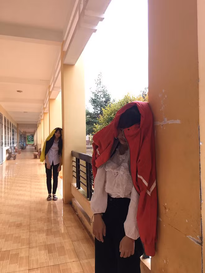 Ngay sau khi loạt ảnh "thi xong rồi" được đăng tải, dân mạng thi nhau để lại bình luận tỏ ra thích thú trước sự lầy lội và loạt tạo dáng chụp ảnh bá đạo của đôi bạn này.