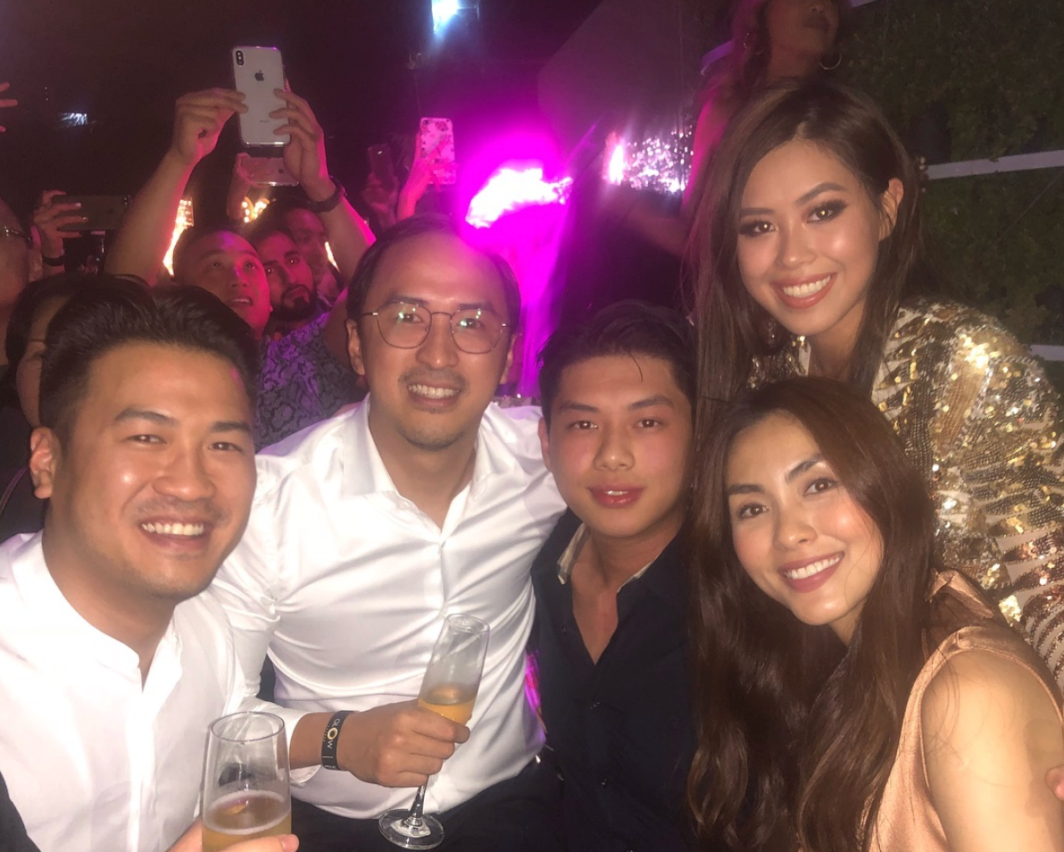 Trên mạng xã hội, Rich Kid Việt Tiên Nguyễn thường xuyên khoe ảnh cùng với các anh chị em trong gia đình tại các buổi tiệc.