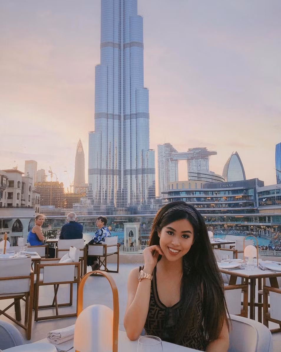  Tiên Nguyễn, tên thật là Nguyễn Thảo Tiên (SN 1996) được biết đến là một trong những rich kid Việt đình đám. Cô là con gái cưng của vợ chồng doanh nhân Johnathan Hạnh Nguyễn - bà Thủy Tiên.