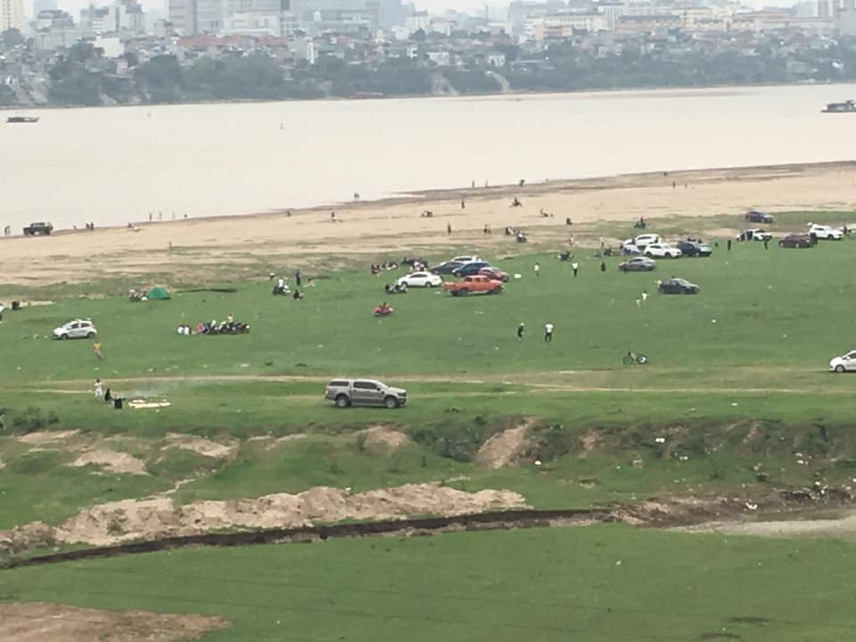 Trước tình hình diễn biến dịch COVID-19 ngày càng phức tạp, không chỉ học sinh, sinh viên mà nhiều người đi làm cũng được cho nghỉ dài ngày. Thế nhưng, vẫn có nhiều gia đình mặc lệnh cấm tụ tập nơi đông người để ra đường tìm nơi vui chơi khiến ai nhìn cũng phải phẫn nộ.