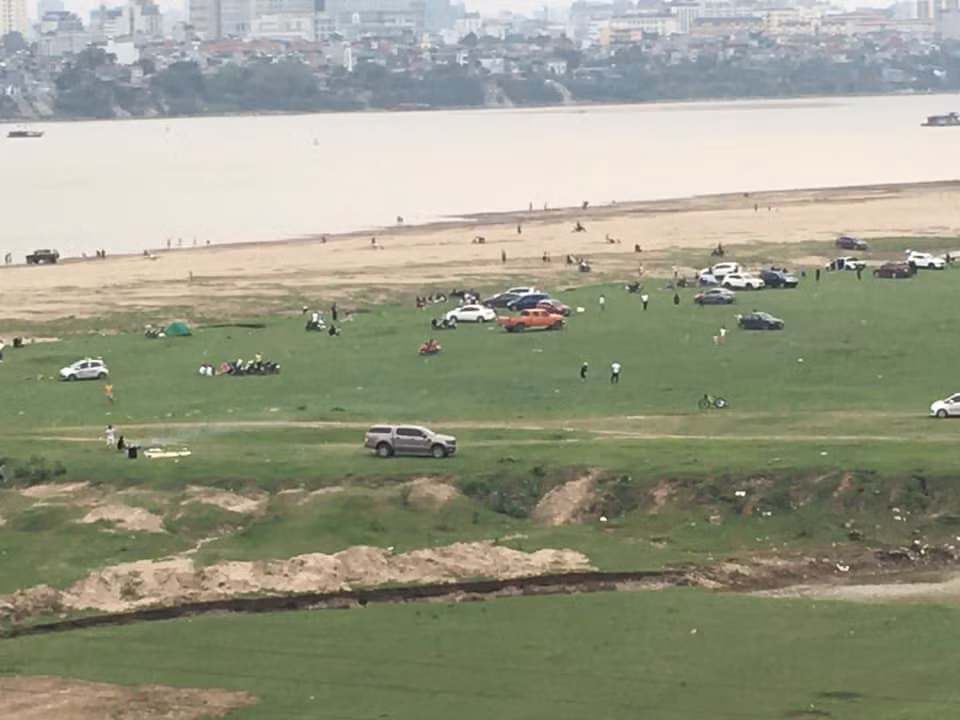 Trước tình hình diễn biến dịch COVID-19 ngày càng phức tạp, không chỉ học sinh, sinh viên mà nhiều người đi làm cũng được cho nghỉ dài ngày. Thế nhưng, vẫn có nhiều gia đình mặc lệnh cấm tụ tập nơi đông người để ra đường tìm nơi vui chơi khiến ai nhìn cũng phải phẫn nộ.