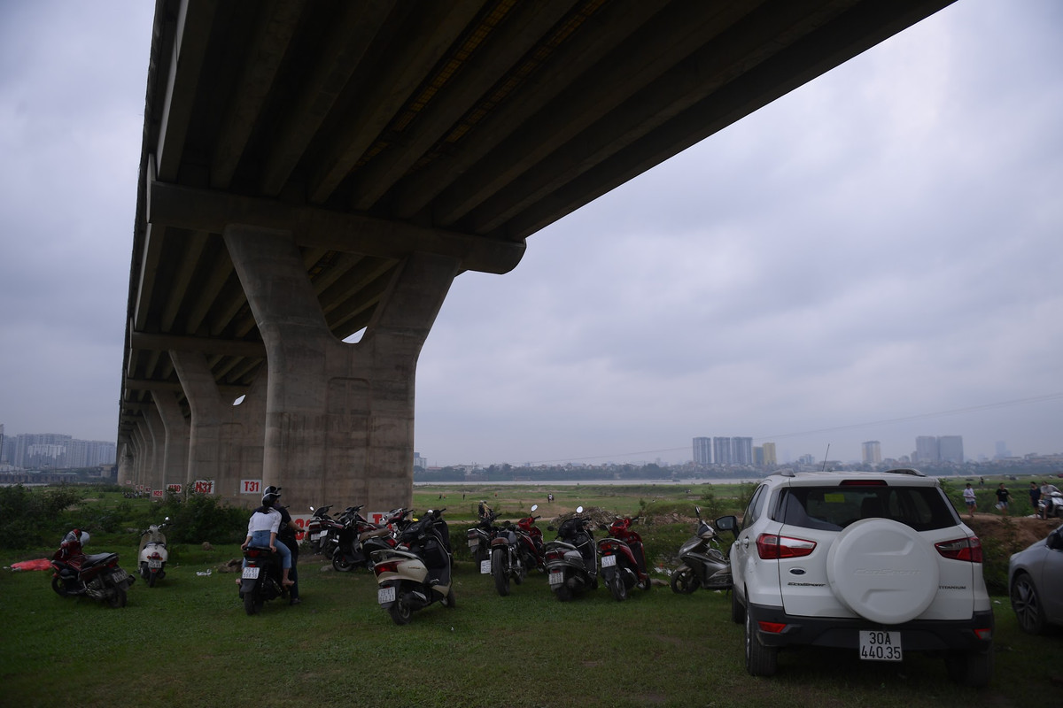 Trong thời gian tất cả các trung tâm thương mại, khu vui chơi đều đóng cửa tránh đại dịch COVID-19 lây lan thì bãi sông Hồng dưới chân cầu Vĩnh Tuy là nơi được nhiều người chọn để vui chơi, hóng gió vào những ngày rảnh rỗi.