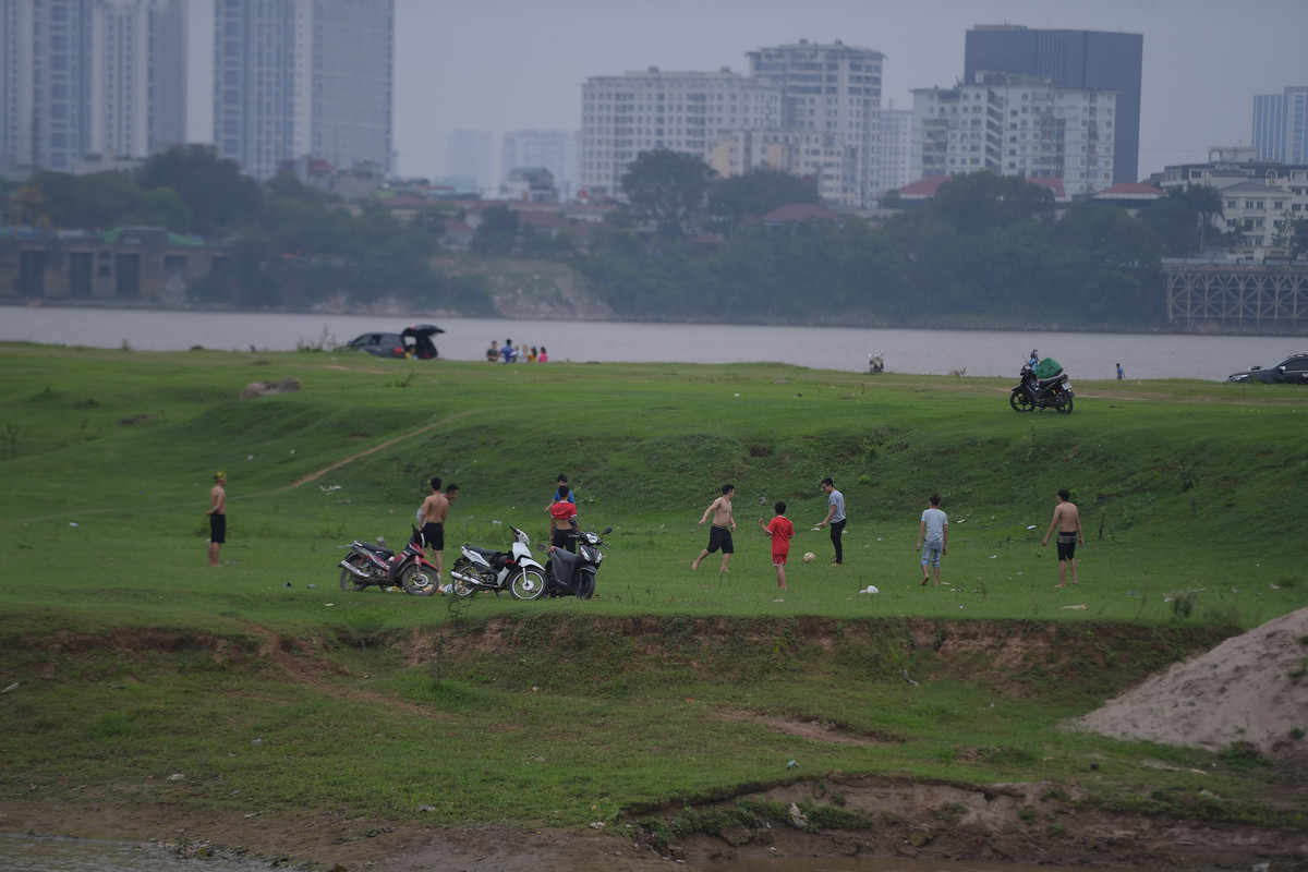 Không hiểu vì lý do gì, những người tới bãi sông Hồng vui chơi lại coi thường sức khỏe của bản thân và cộng đồng. Họ bỏ ngoài tai lệnh cấm, kệ cả nước đang sợ hãi trước dịch bệnh, cơ quan chức năng đang gồng mình chống dịch để tới nơi công cộng vui chơi như vậy. Chẳng thế mà hành động của những người này bị dân mạng lên án dữ dội.