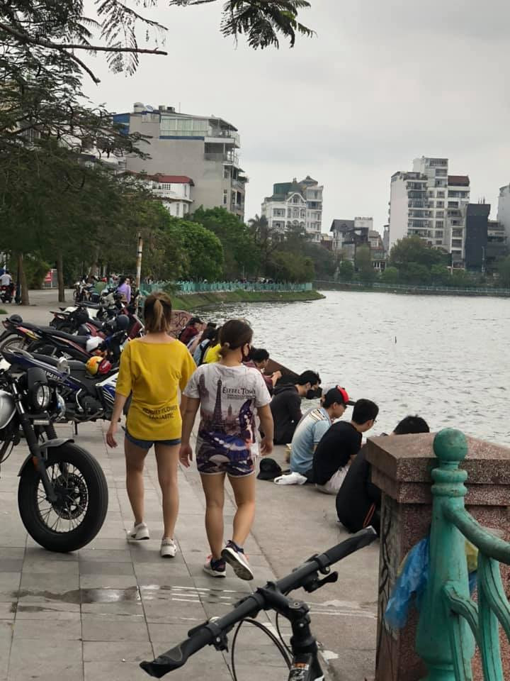 Hồ Tây những ngày dịch đông đúc và nhộn nhịp người tới hóng gió. Ảnh: Phú Sang. Xem thêm clip: Thêm 30 bệnh nhân mắc Covid-19 được xuất viện - Nguồn: Youtube