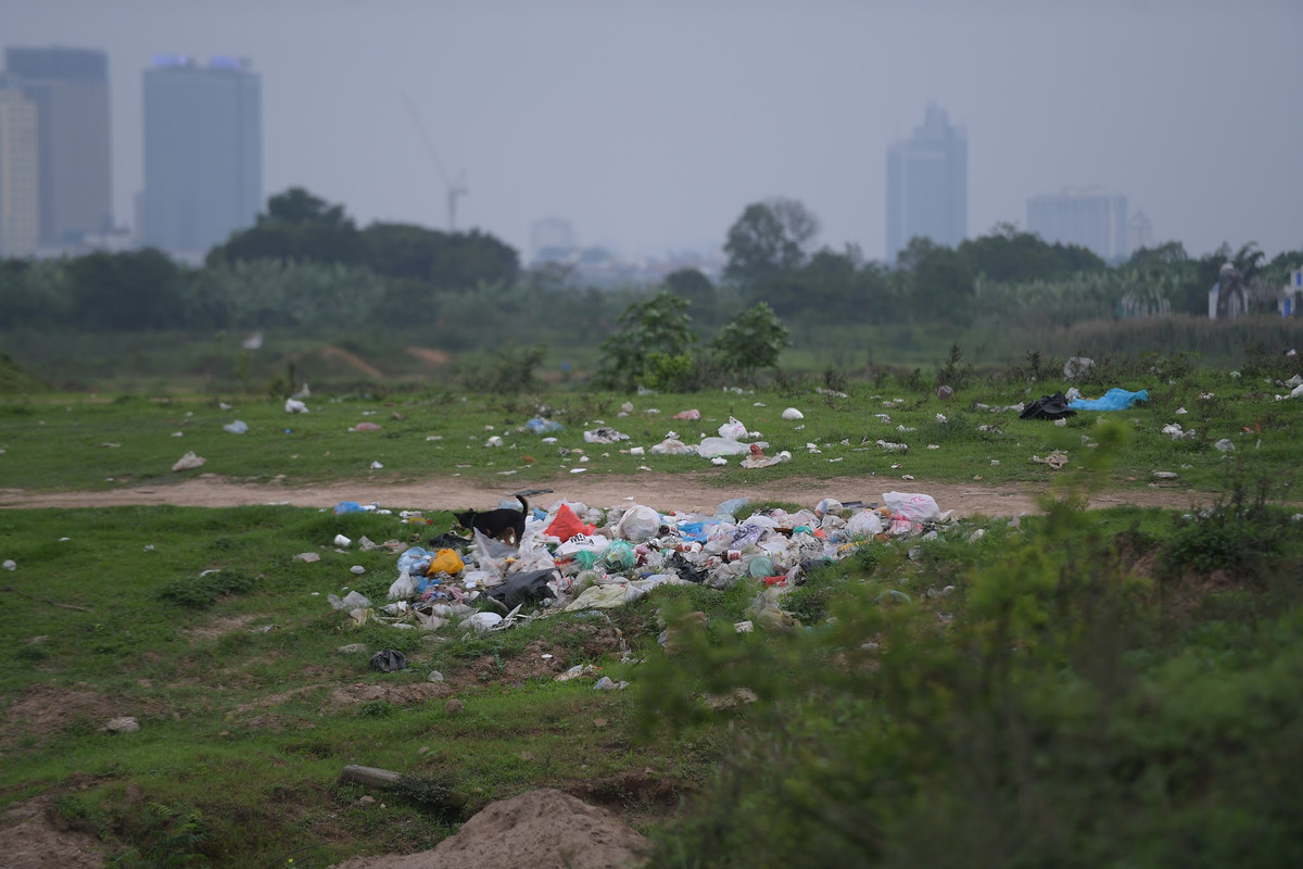 Không chỉ đến hóng gió, những người tới đây còn mang theo đồ ăn và khi đi để lại đống rác thải khủng khiến ai nhìn cũng phải ngao ngán.
