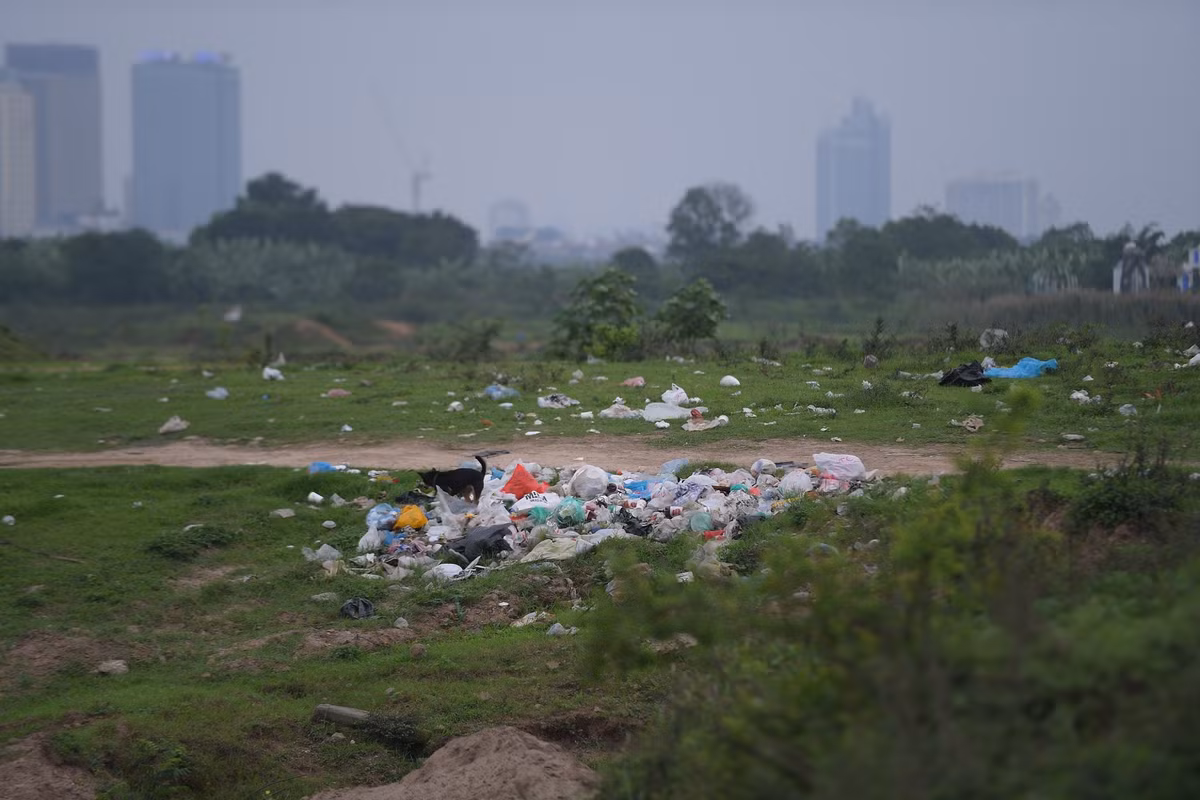 Không chỉ đến hóng gió, những người tới đây còn mang theo đồ ăn và khi đi để lại đống rác thải khủng khiến ai nhìn cũng phải ngao ngán.