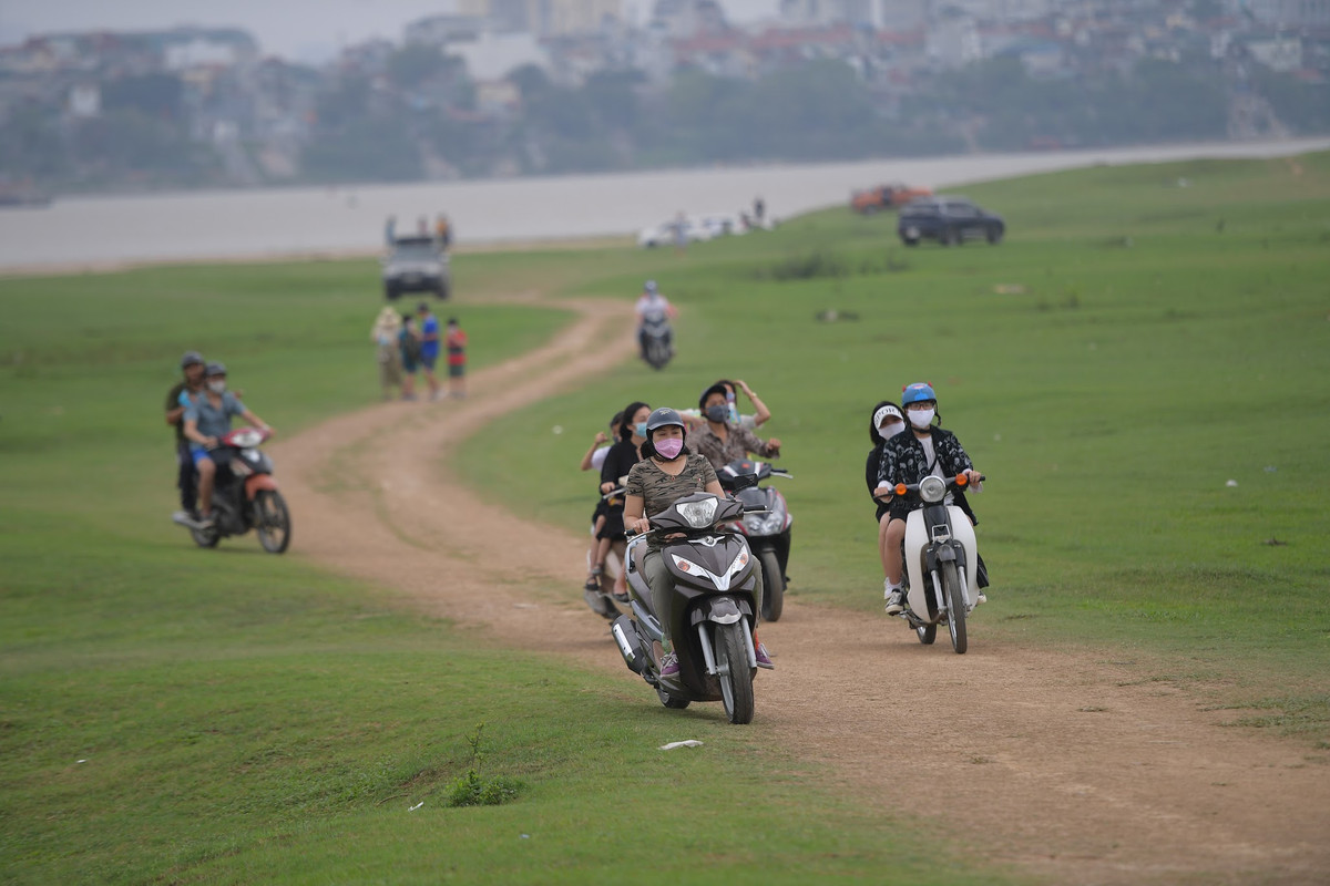 "Không biết có dùng đầu để suy nghĩ hay không? Cả nước đang chảy nước mắt để đẩy lùi dịch bệnh, số ca nhiễm COVID-19 liên tục tăng, lượng người vào khu cách ly ngày một nhiều, được nghỉ để bảo vệ sức khỏe bản thân và xã hội thì lại lôi nhau ra đây ăn uống, vui chơi? Chắc là thấy thú vị lắm?", "Rồi lúc dương tính hết lại trách Nhà nước không biết cách phòng dịch. Nói ý thức kém lại tự ái. Cho cách ly cả cái khu này luôn" - Dân mạng bức xúc bình luận.