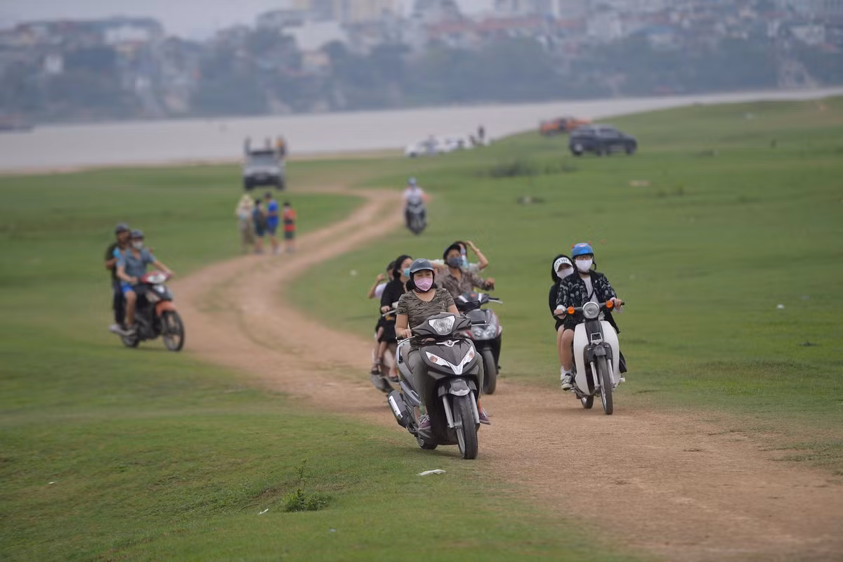 "Không biết có dùng đầu để suy nghĩ hay không? Cả nước đang chảy nước mắt để đẩy lùi dịch bệnh, số ca nhiễm COVID-19 liên tục tăng, lượng người vào khu cách ly ngày một nhiều, được nghỉ để bảo vệ sức khỏe bản thân và xã hội thì lại lôi nhau ra đây ăn uống, vui chơi? Chắc là thấy thú vị lắm?", "Rồi lúc dương tính hết lại trách Nhà nước không biết cách phòng dịch. Nói ý thức kém lại tự ái. Cho cách ly cả cái khu này luôn" - Dân mạng bức xúc bình luận.