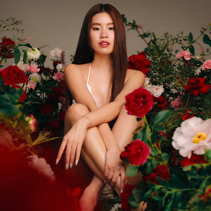 "Vẫn là tôi, 21 mùa trăng", cô chú thích. Dưới phần bình luận, nhiều bạn bè, người hâm mộ gửi lời chúc mừng và khen ngợi sắc vóc của nữ rapper.