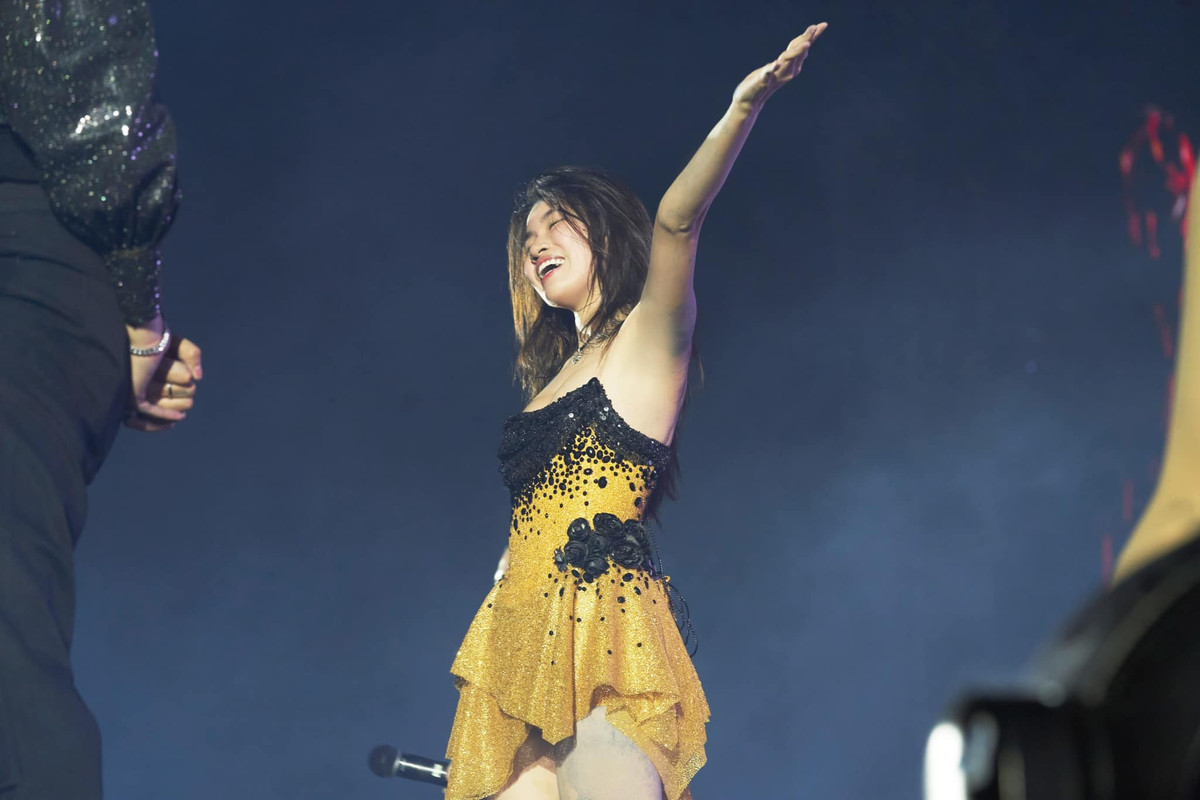 Gần đây, cô nàng kết hợp cùng nữ ca sĩ cùng tuổi Phương Mỹ Chi trong ca khúc "Vũ trụ có anh" đã đứng thứ hạng cao trên các bảng xếp hàng.