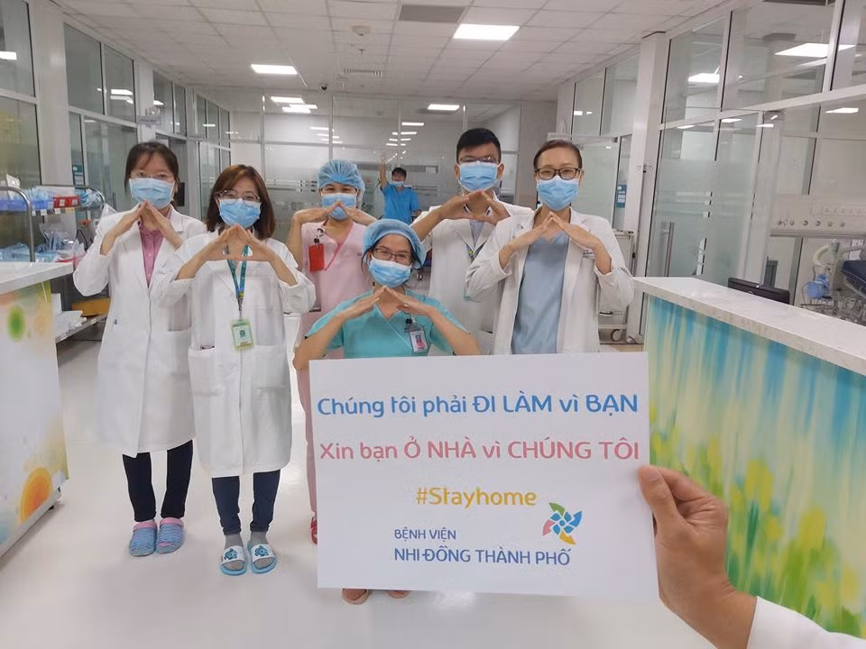 Ở Việt Nam, nhóm bác sĩ ở Bệnh viện Nhi Đồng Thành Phố cũng lan truyền thông điệp ý nghĩa này theo cách Việt hóa: "Chúng tôi phải đi làm vì bạn, xin bạn hãy ở nhà vì chúng ta" cùng hashtag #Stayhome được dân mạng hưởng ứng vô cùng nhiệt tình. Bên cạnh đó, các câu khẩu hiệu khác như "Yêu tổ quốc, yêu đồng bào, đang ở chỗ nào ở yên chỗ đó" hay "Hãy đứng yên khi tổ quốc cần" cũng được chia sẻ để hạn chế Covid-19 lây lan.