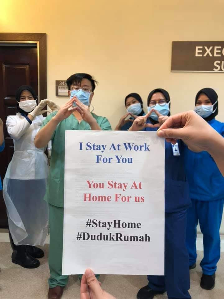 Trên các mạng xã hội lớn như Facebook, Instagram, Twitter, hai từ khóa #StayHome (tạm dịch: ở nhà) và #DudukRumad được các bác sĩ trên toàn thế giới sử dụng, kèm với đó là những bức ảnh đội ngũ nhân viên y tế giơ cao câu slogan "We stay at work for you, you stay at home for us".
