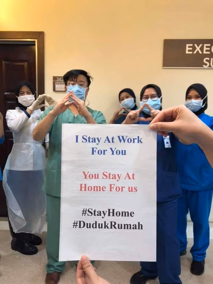 Trên các mạng xã hội lớn như Facebook, Instagram, Twitter, hai từ khóa #StayHome (tạm dịch: ở nhà) và #DudukRumad được các bác sĩ trên toàn thế giới sử dụng, kèm với đó là những bức ảnh đội ngũ nhân viên y tế giơ cao câu slogan "We stay at work for you, you stay at home for us".